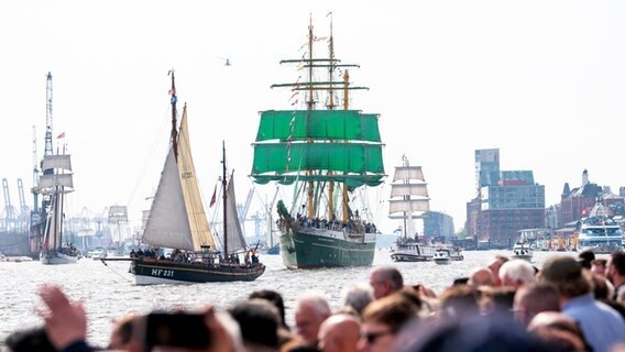 Zahlreiche Schiffe fahren während der Einlaufparade des 835. Hamburger Hafengeburtstags an den Landungsbrücken über die Elbe. © picture alliance / dpa Foto: Daniel Bockwoldt