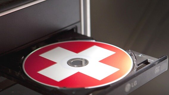Eine CD mit dem Aufdruck einer Schweizer Fahne. © dpa Foto: Frank Rumpenhorst