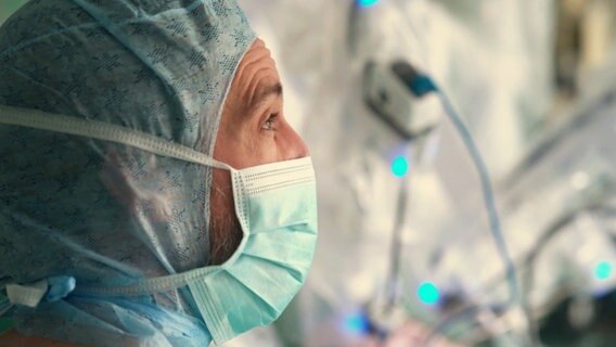 Arzt mit Haarschutz und Maske in einem OP © NDR 